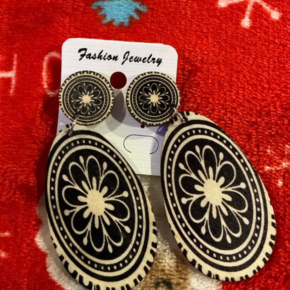 Earrings - Picture 2 of 5